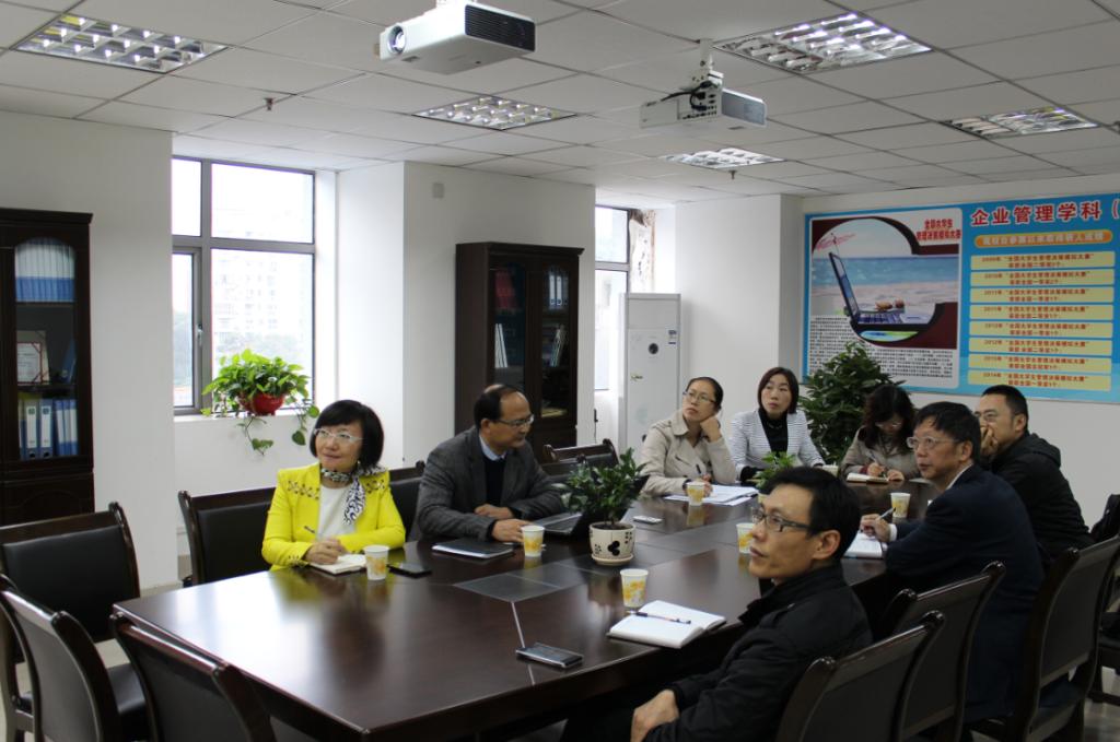 副校长黄志亮教授听取汇报