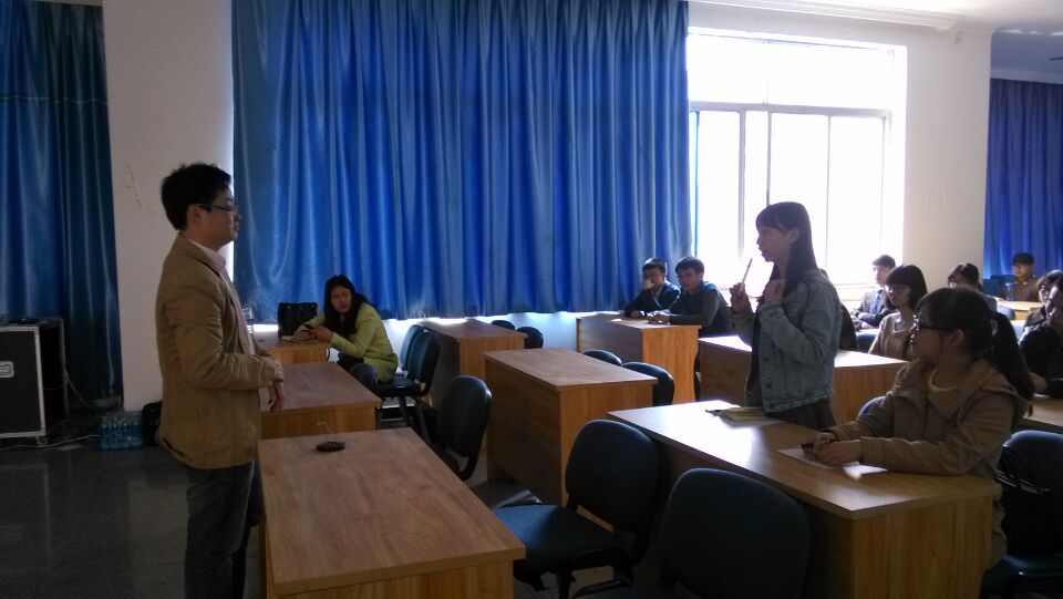 学生现场向嘉宾请教