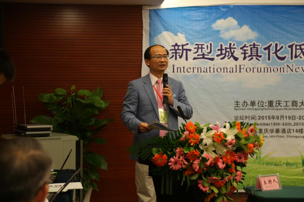 金沙威尼斯欢乐娱人城管理学院院长梅洪常教授主持论坛